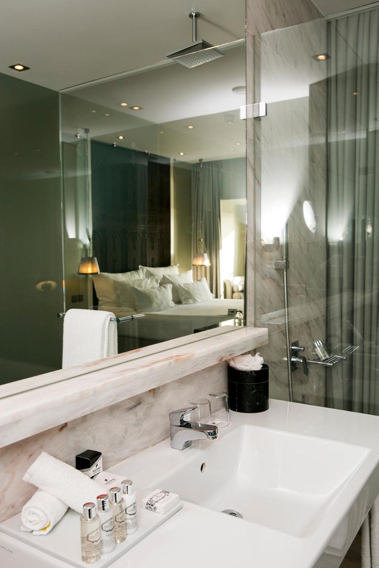 Deluxe Room with King Size Bed  (2 Adults + 1 Child),1437106792:JPEG