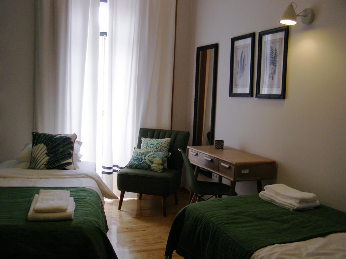 Quarto com 2 Camas de Solteiro e Banheiro Compartilhado