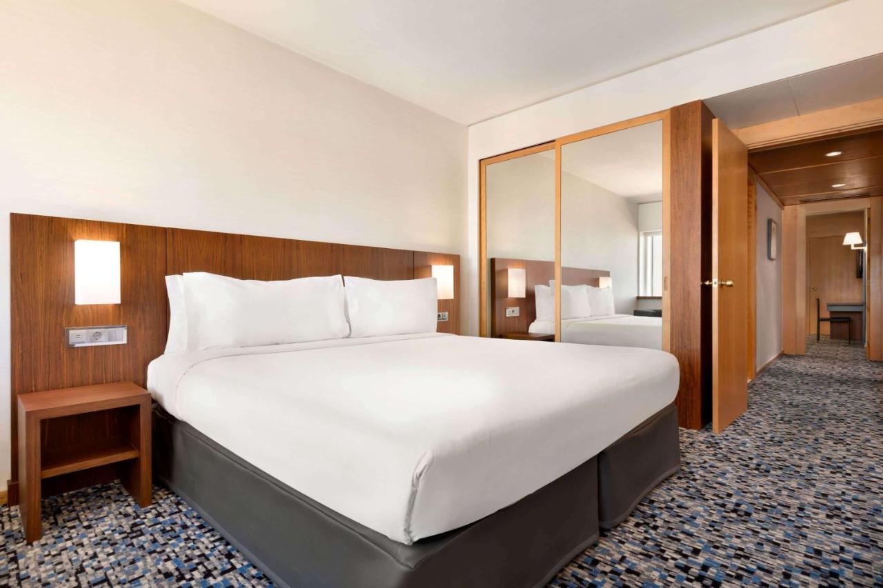 Suíte com Cama King-size e Vista do Rio - Não Fumantes